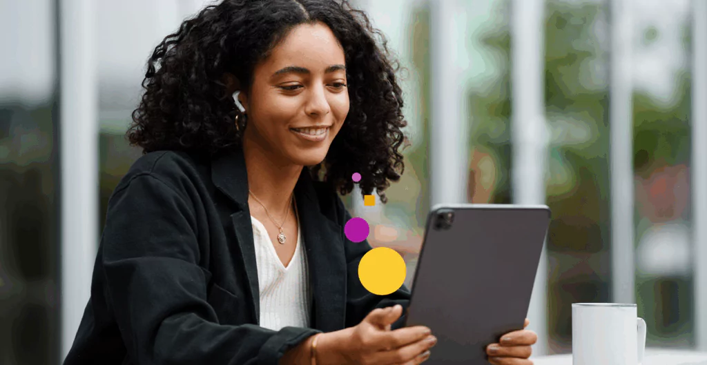 Mulher segurando um tablet sorrindo