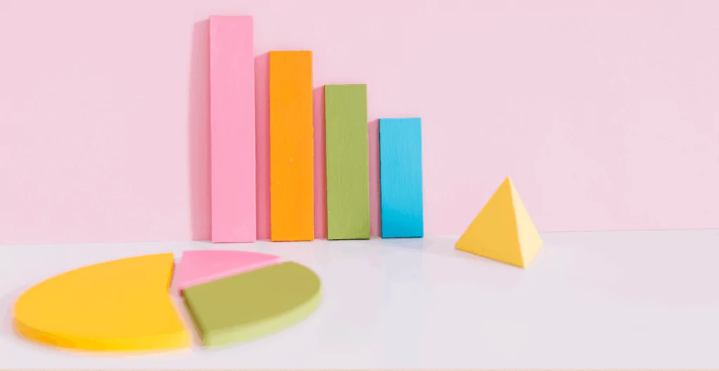 Gráfico de barras colorido com blocos de diferentes cores e uma pirâmide de triângulo amarelo, representando dados e análises.