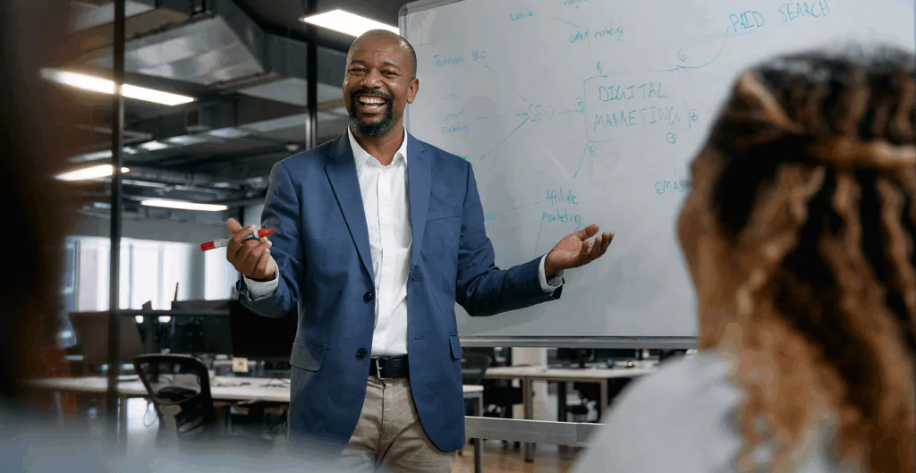 Ambiente criativo com mesa de trabalho, máquina de escrever amarela, post-its e a palavra storytelling escrita na parede, representando processos de criação de narrativas e ideias.