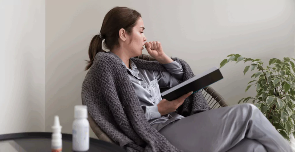 Mulher relaxando em um consultório de terapia, lendo um livro ou caderno, com expressão contemplativa e ambiente tranquilo ao fundo.