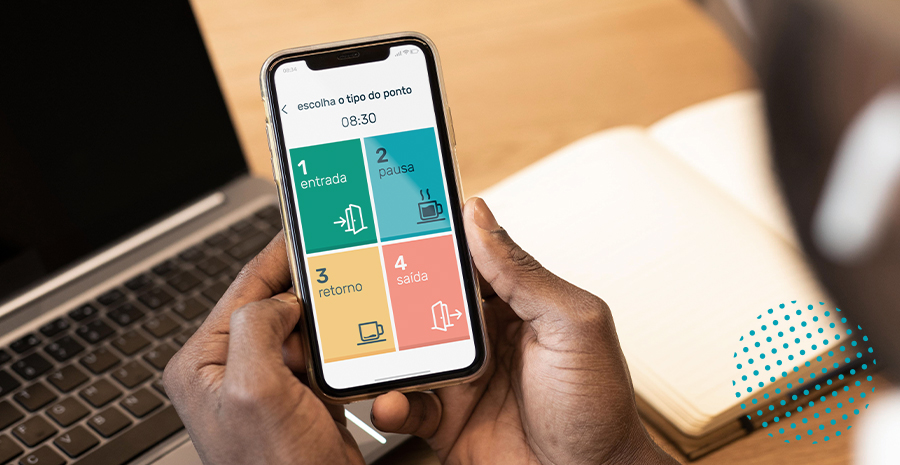 imagem de uma pessoa segurando um celular e usando o aplicativo de controle de ponto da pontotel