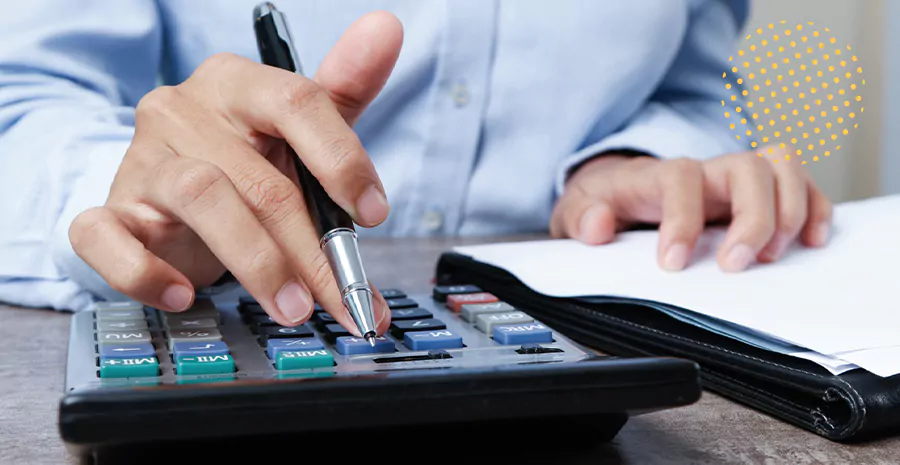 imagem de uma pessoa segurando uma caneta e usando uma calculadora