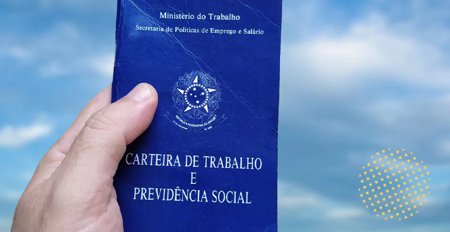 imagem de uma pessoa segurando a carteira de trabalho