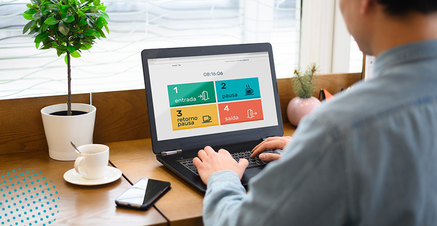 imagem de um homem digitando em um computador e usando o sistema de controle de ponto da pontotel