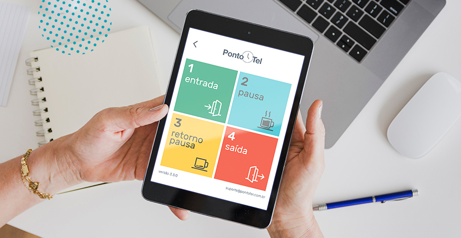 imagem de uma pessoa segurando um tablet e usando o aplicativo de controle de ponto da pontotel