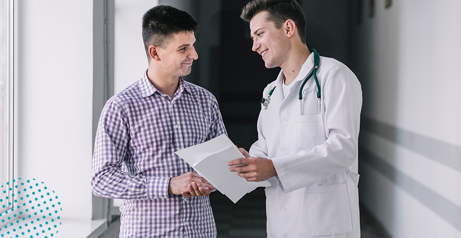 imagem de um médico falando com um homem