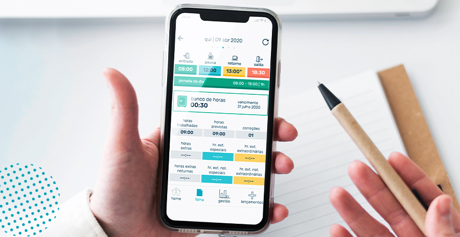 pessoa segurando o celular. na tela aparece o aplicativo pontotel na parte de gestão de folha