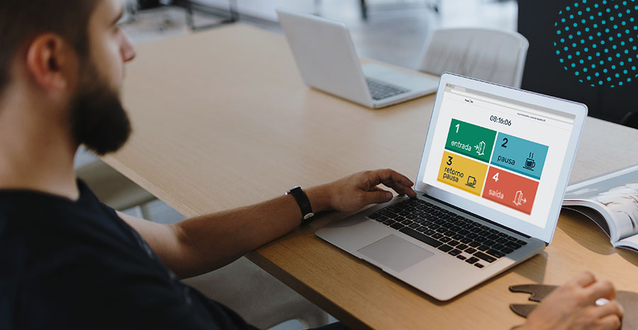 imagem de um homem mexendo em um notebook com o registro de ponto da pontotel na tela