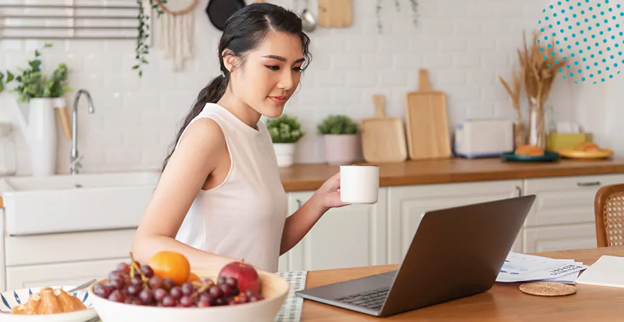 vale-transporte-como-fica-no-home-office imagem de uma mulher trabalhando na cozinha de sua casa