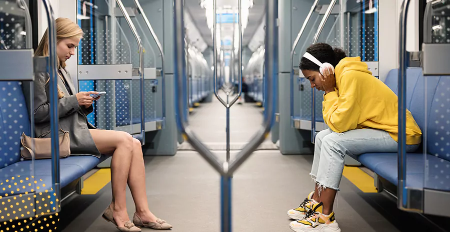 vale-transporte-conclusao imagem de duas mulheres sentadas frente a frente em um banco de metrô