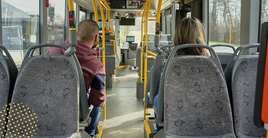 vale-transporte-duvidas-comuns-min imagem de um ônibus coletivo com assentos vazios