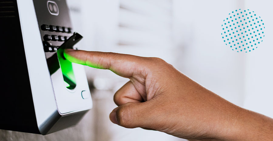 imagem de uma pessoa colocando o dedo no leitor biométrico