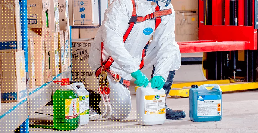 imagem pessoa mexendo com produtos quimicos