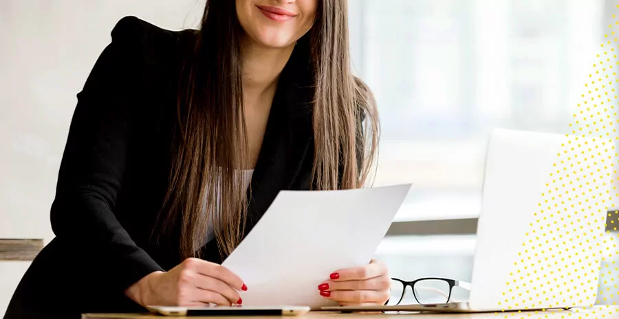imagem de uma mulher segurando uma folha de papel