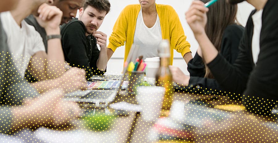 imagem de pessoas em uma mesa de reunião