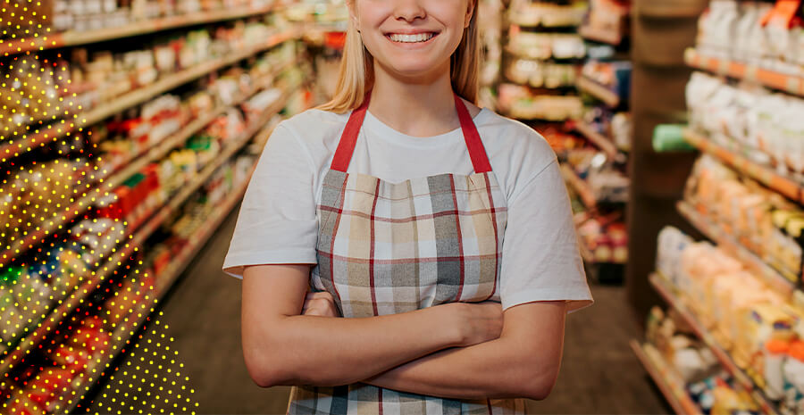 imagem de uma mulher de braços cruzados sorrindo