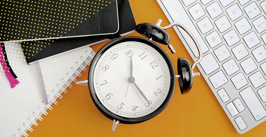 timesheet-o-que-e imagem fundo amarelo com um relógio em destaque