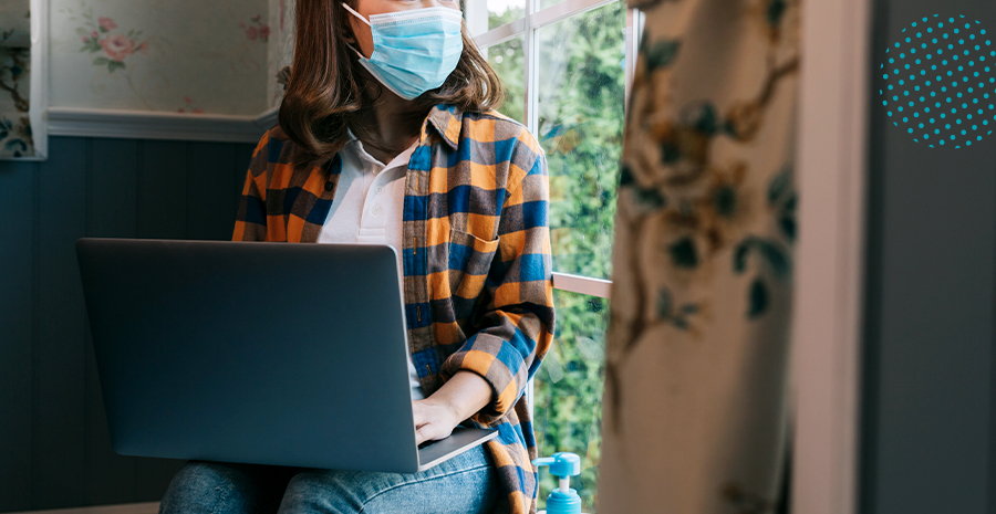 Diferença-entre-Teletrabalho-e-Home-office colaboradora trabalhando com máscara na pandemia