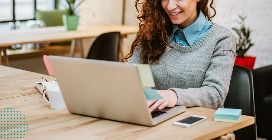 Imagem de uma mulher utilizando um notebook