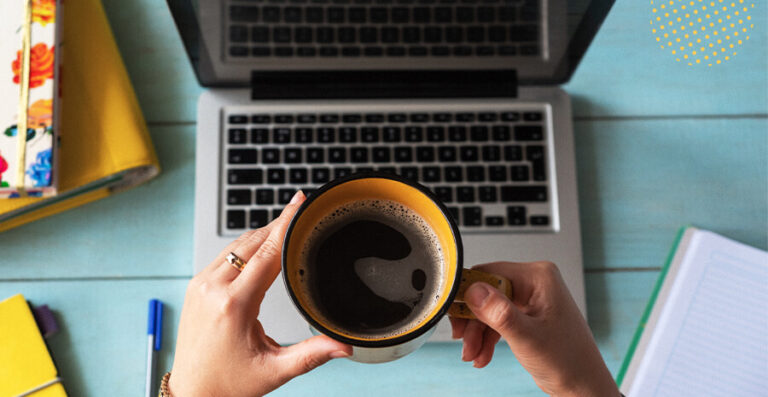imagem de uma xícara amarela com café, representando hora extra