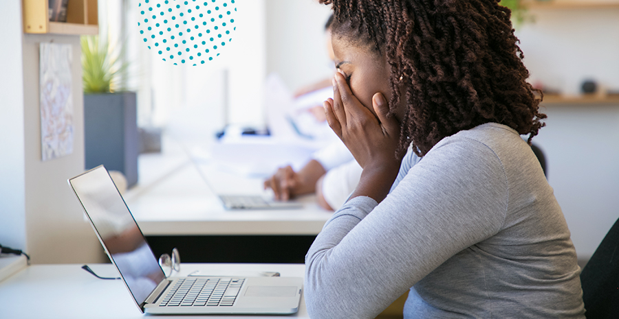 licenca-nojo-quem-tem-direito imagem de uma mulher com as mãos no rosto em frente ao computador