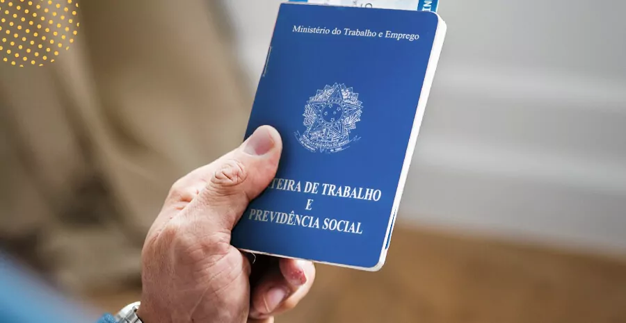 imagem de uma pessoa segurando a carteira de trabalho.