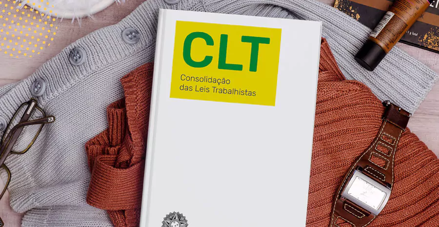 imagem do livro da clt com peças de roupa no fundo, relógio e pertences