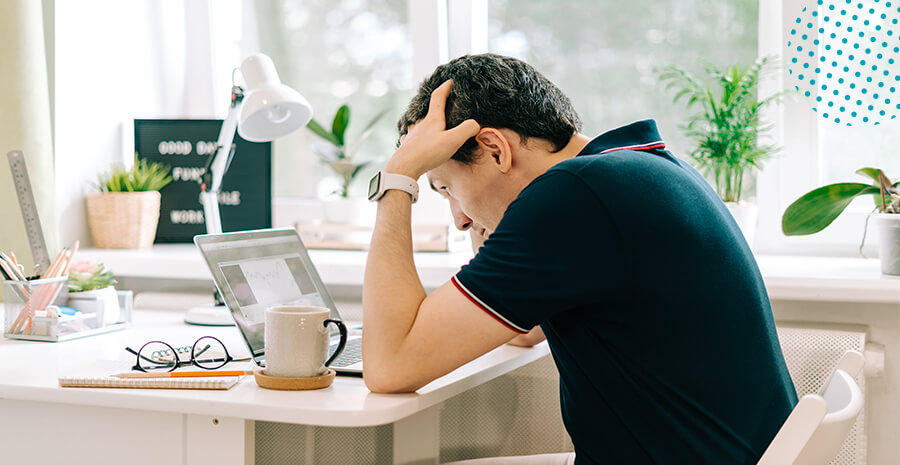 imagem de um homem no trabalho home office