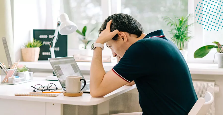 imagem de um homem no trabalho home office