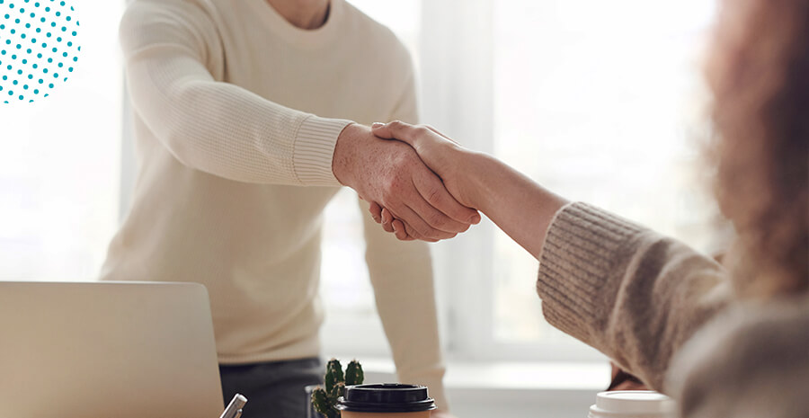duas pessoas se cumprimentando com aperto de mãos