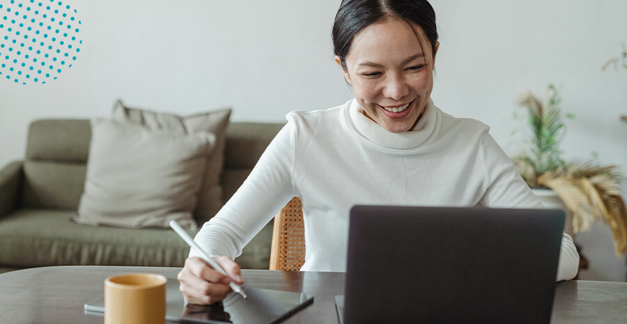 imagem de uma mulher sorrindo em frente ao computador 