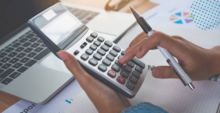 imagem de uma calculadora sendo segurada por duas mãos