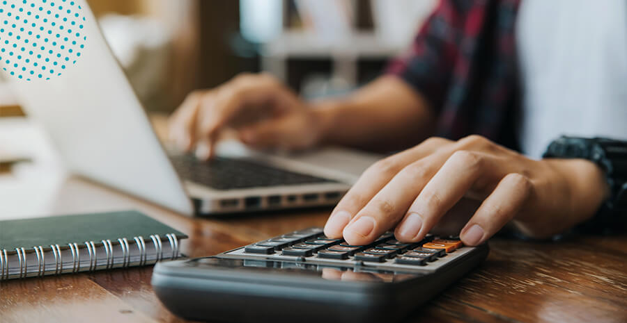imagem de uma pessoa usando a calculadora