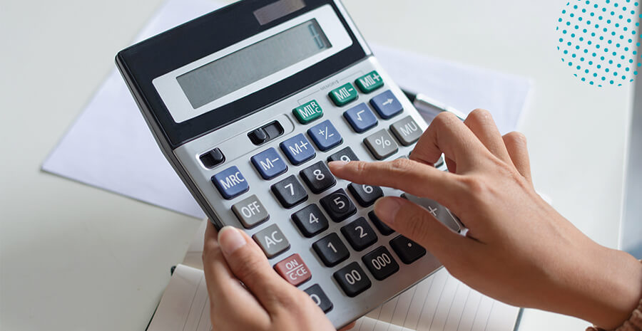 imagem de uma pessoa mexendo em uma calculadora