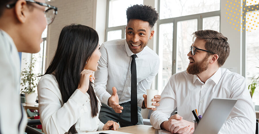 imagem de 4 pessoas com semblante de felicidade conversando 