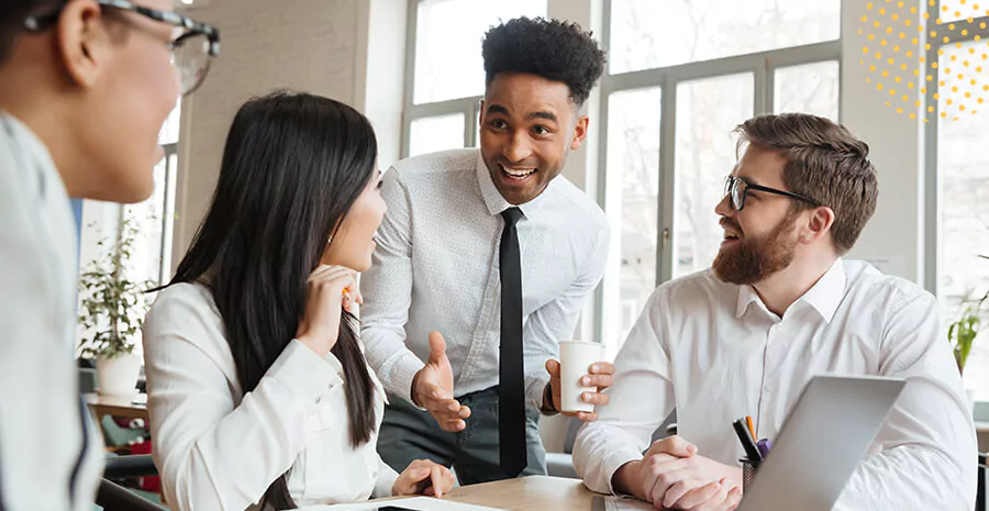 imagem de 4 pessoas com semblante de felicidade conversando