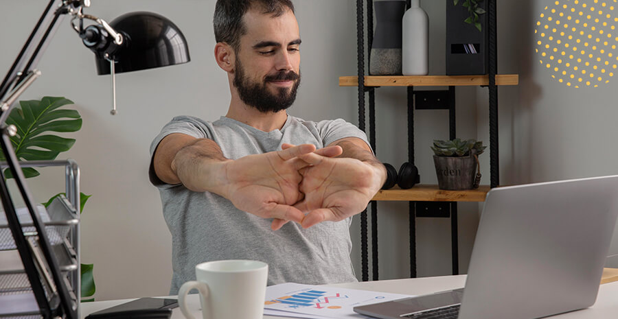 imagem de um homem se espreguiçando enquanto trabalha