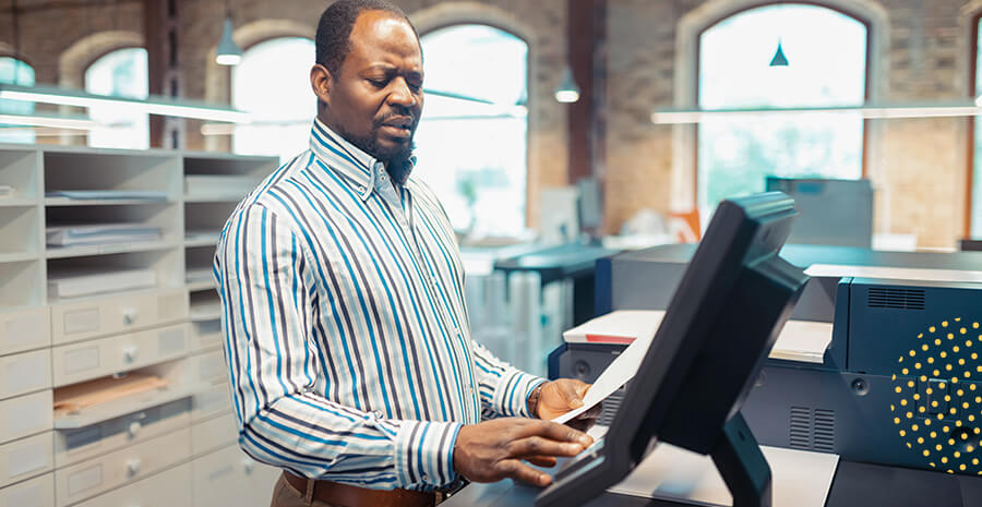 imagem de um homem usando uma máquina da empresa com expressão de dúvida