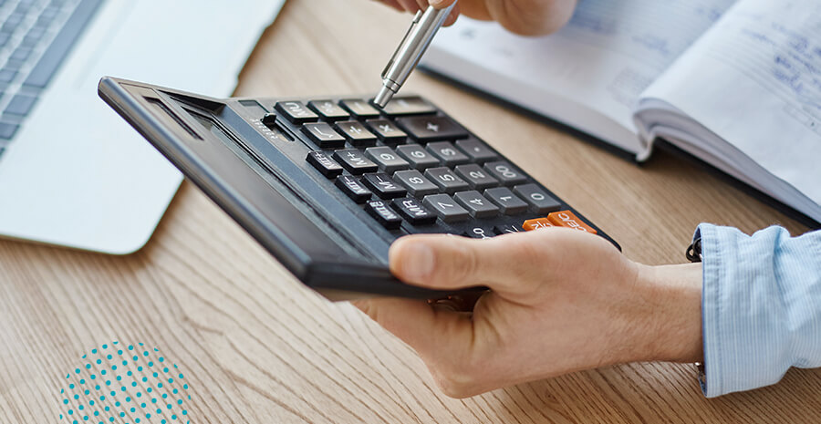 imagem de um homem segurando uma calculadora