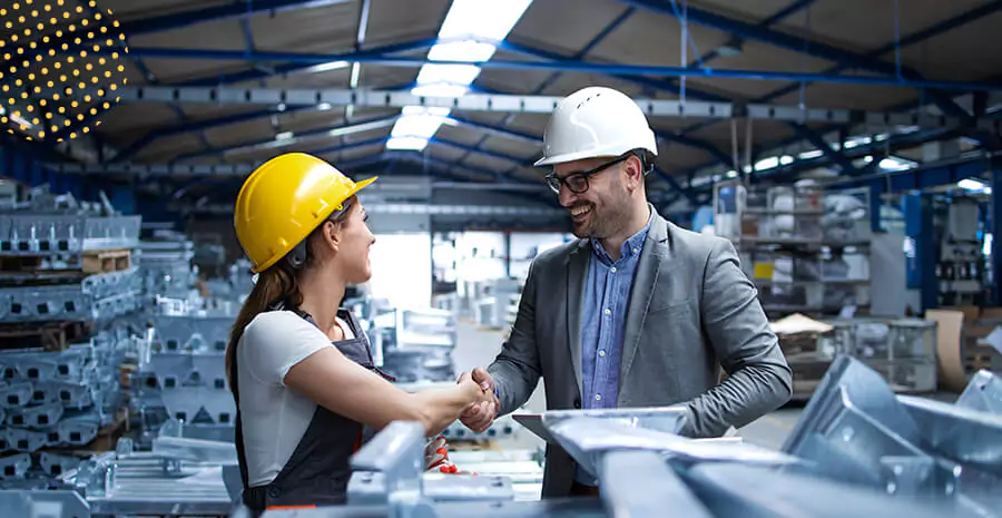imagem de uma mulher e um homem em um ambiente de trabalho equipado
