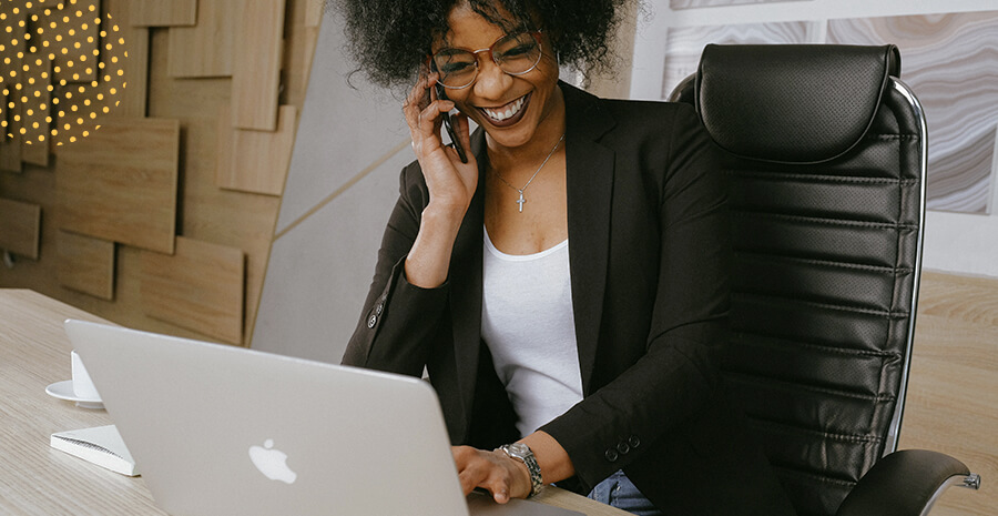 imagem de uma mulher falando ao telefone  e sorrindo