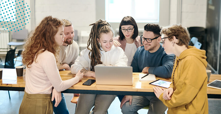 imagem de pessoas reunidas em uma mesa de trabalho