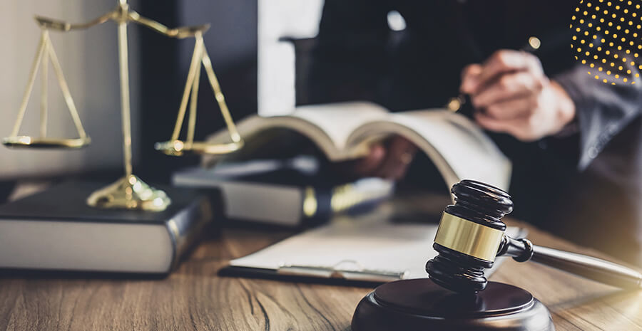 imagem de um martelo de juiz e o simbolo da justiça representando a legislação