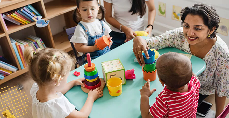 imagens de crianças brincando na mesa