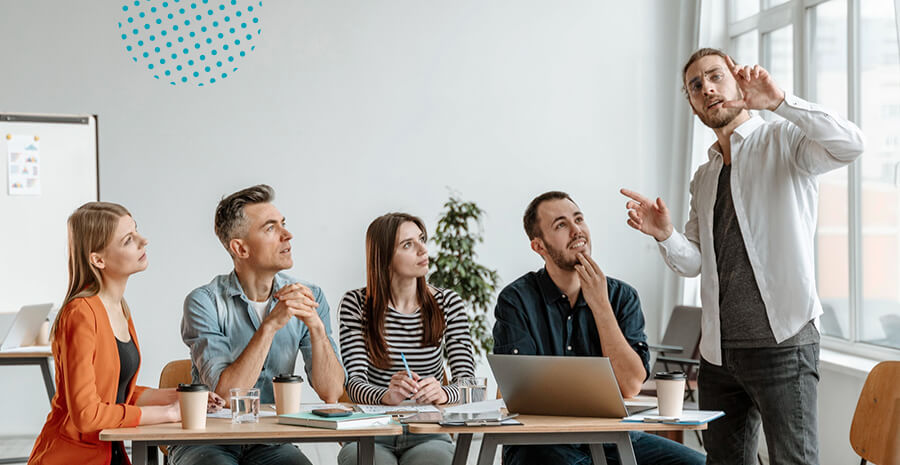 imagem de 5 pessoas diferentes num ambiente corporativo realizando o trabalho em equipe