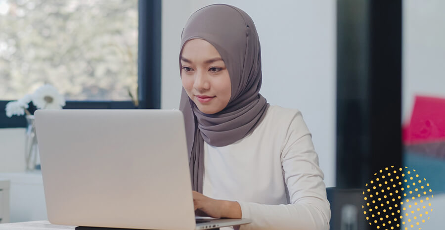 imagem de uma mulher musulmana mexendo em um notebook