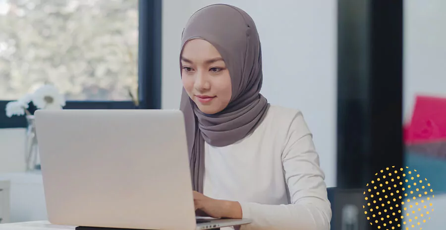 imagem de uma mulher musulmana mexendo em um notebook