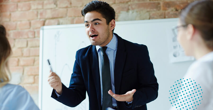 imagem de um homem vestindo roupa social e falando para outras pessoas