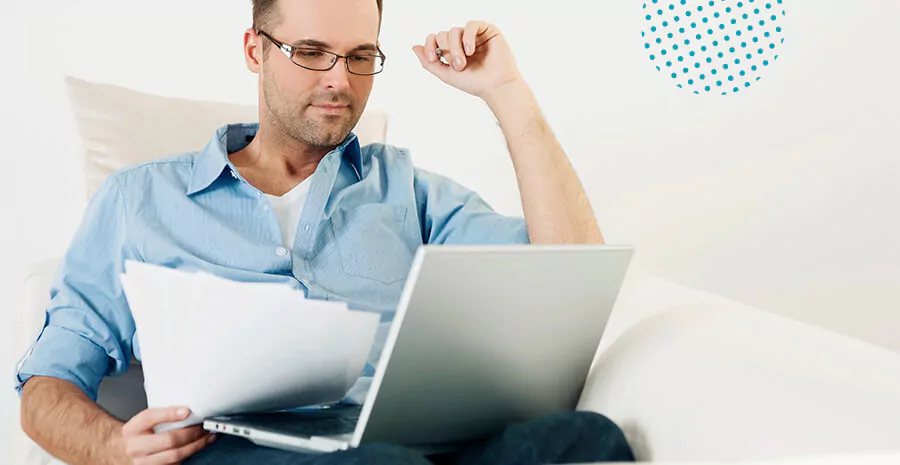imagem de um homem com um notebook no colo