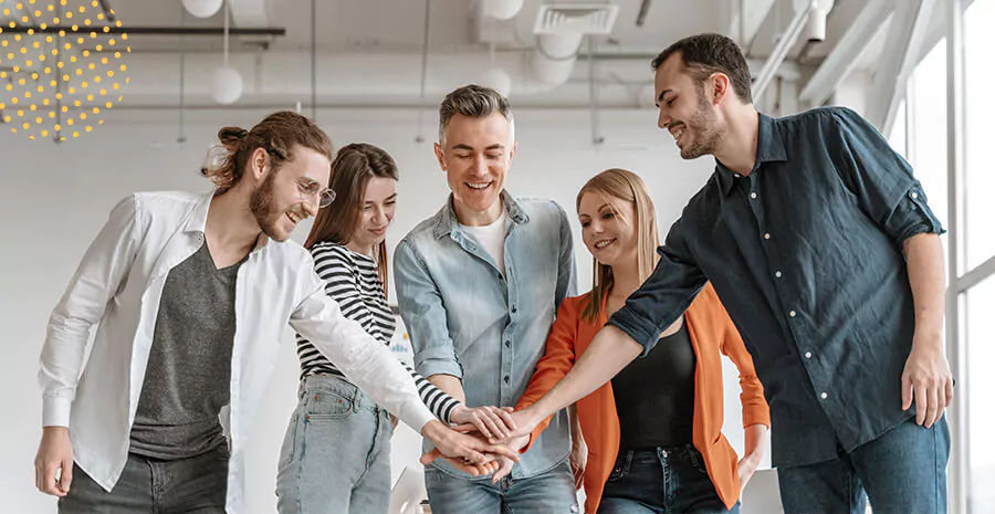imagem de 5 pessoas juntas comemorando com as mãos juntas uma em cima da outra, explicitando a ética profissional